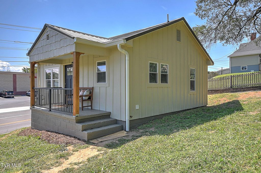Photo of 113212 Virginia Avenue, Bristol, TN 37620 (MLS # 9987461)