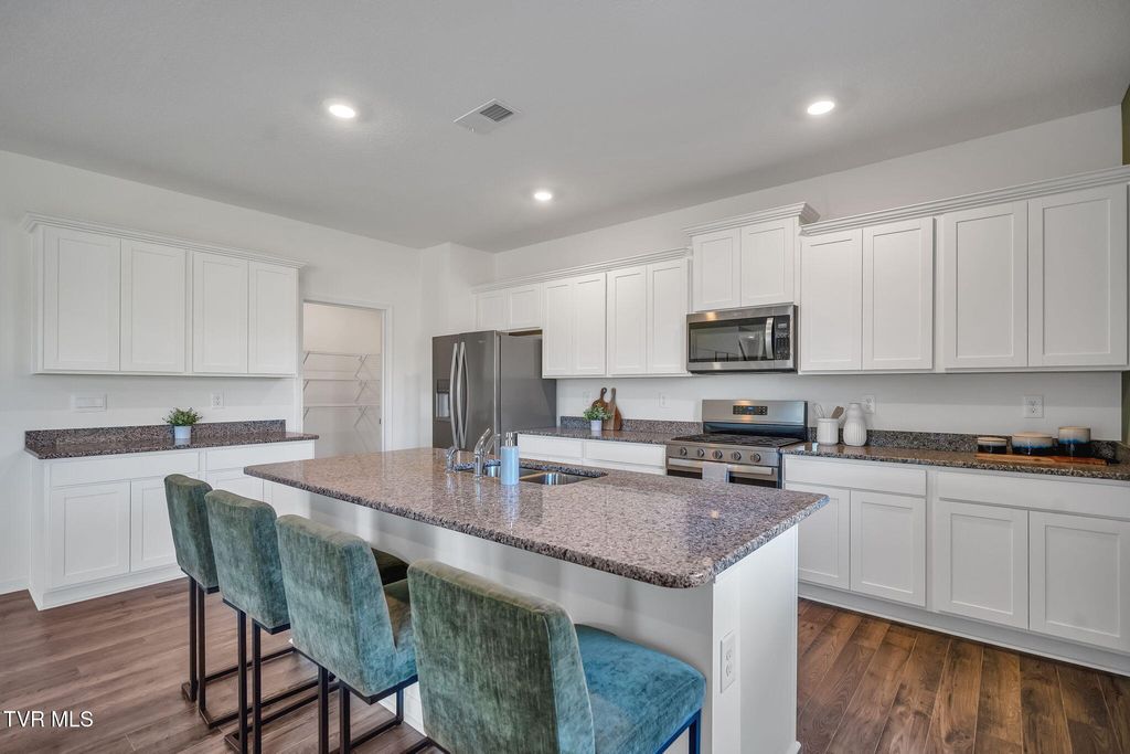 Photo of 229 Artist Avenue, Johnson City, TN 37615 (MLS # 9989486)