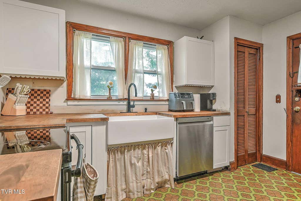Photo of 1852 Oakwood Drive, Kingsport, TN 37664 (MLS # 9999771)