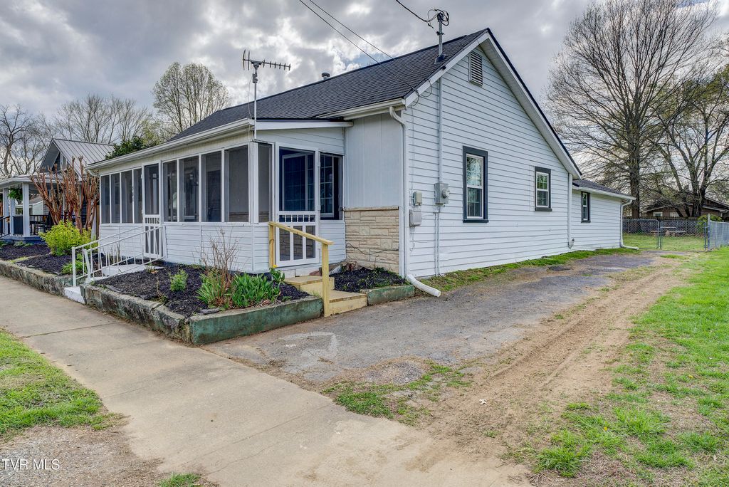 Photo of 701 Roan Street, Elizabethton, TN 37643 (MLS # 9993121)
