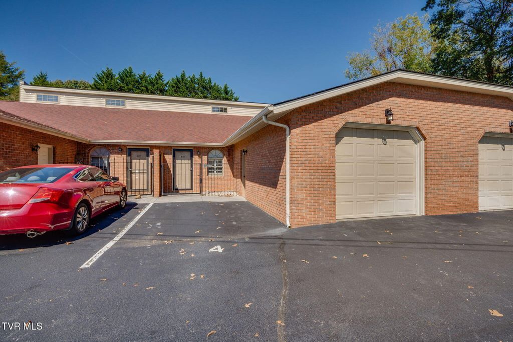 Photo of 404 Phoenix Court Ct #404, Kingsport, TN 37663 (MLS # 9986676)