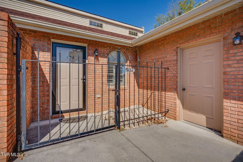 Photo of 404 Phoenix Court Ct #404, Kingsport, TN 37663 (MLS # 9986676)