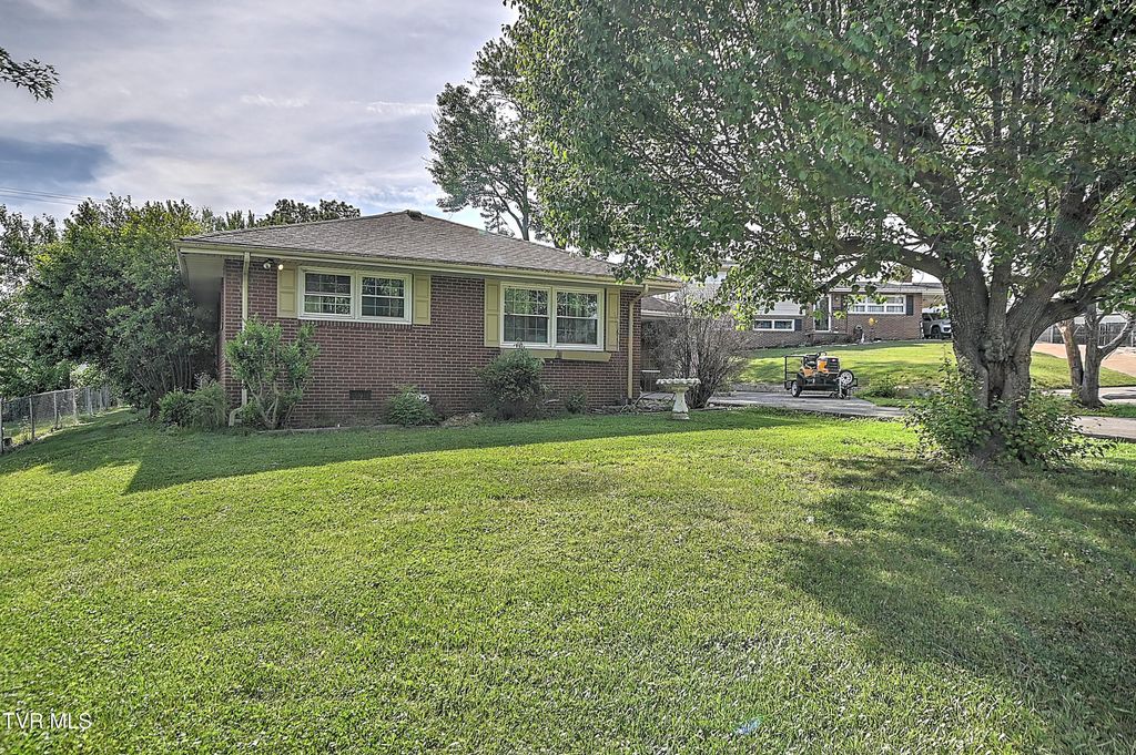 Photo of 2008 Brookwood Road, Kingsport, TN 37664 (MLS # 9995516)
