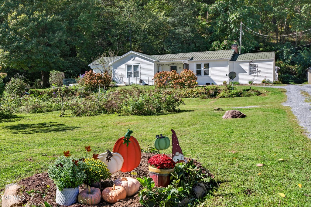 Photo of 821 Beaver Dam Avenue, Damascus, VA 24236 (MLS # 10001821)