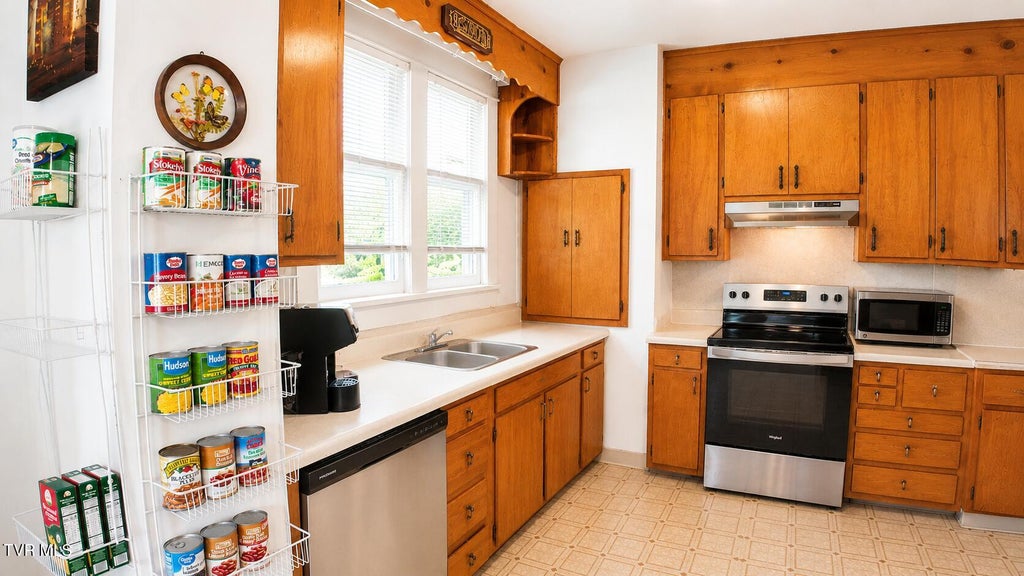 Photo of 1242 Center Street, Kingsport, TN 37660 (MLS # 10000298)