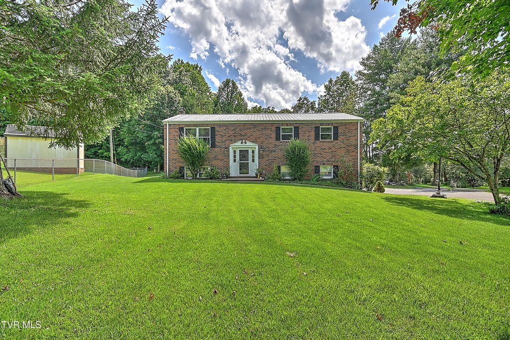 Photo of 116 Regency Drive, Rogersville, TN 37857 (MLS # 9982483)