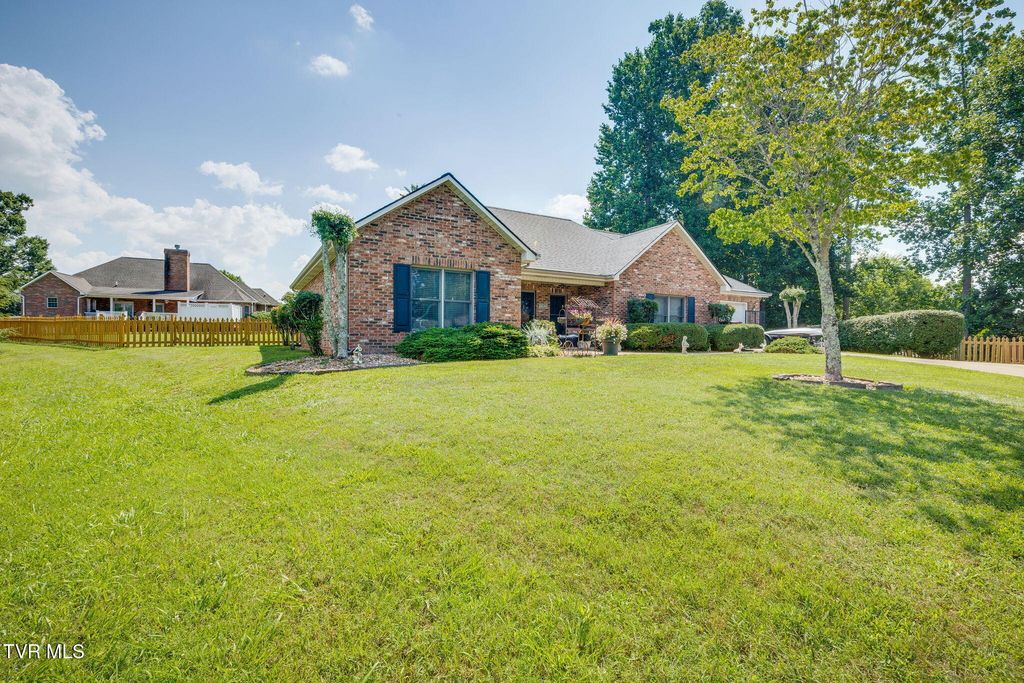 Photo of 9 Larchmont Lane, Johnson City, TN 37604 (MLS # 9994344)