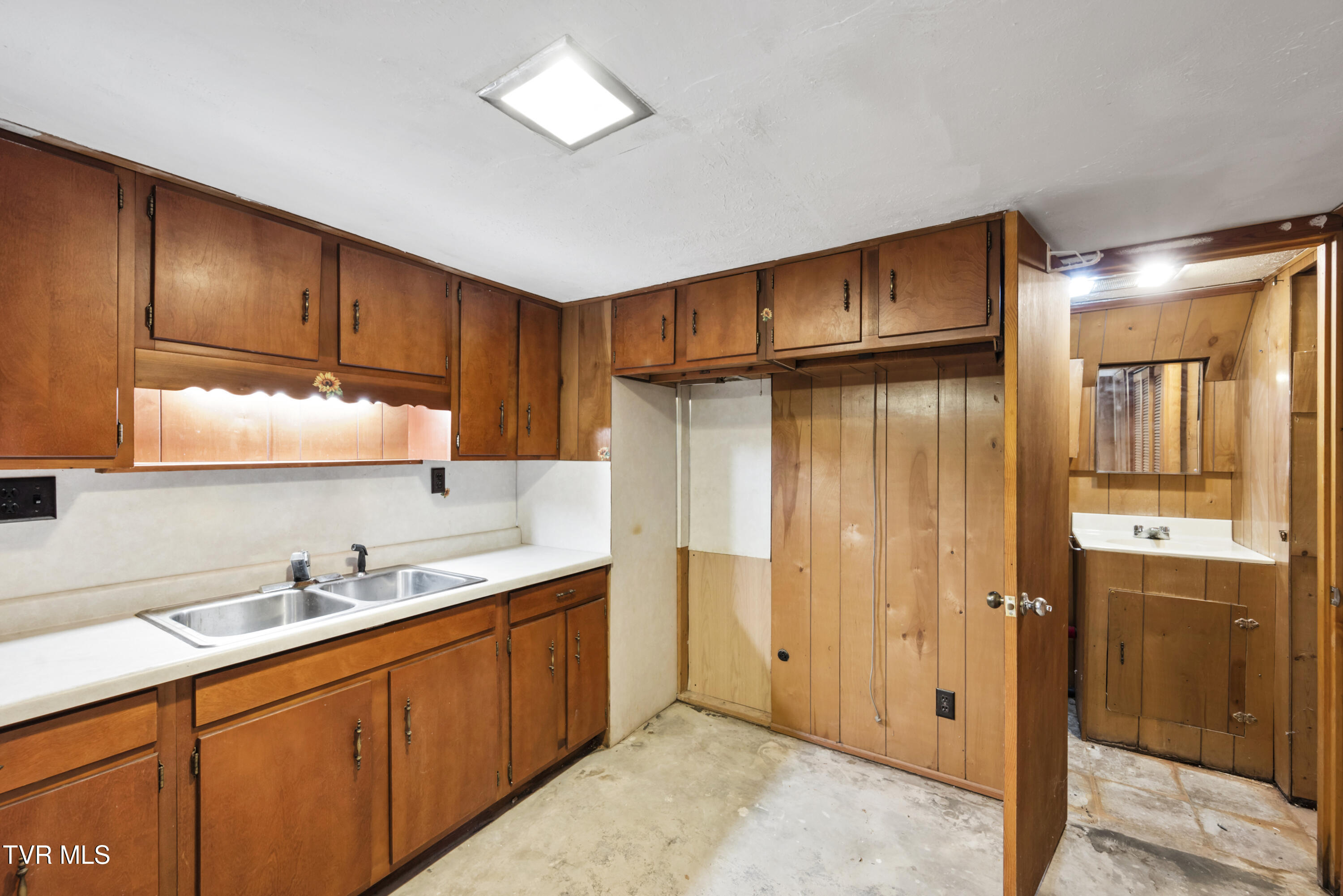 7357 White Pine Circle, Bristol, Virginia image 28