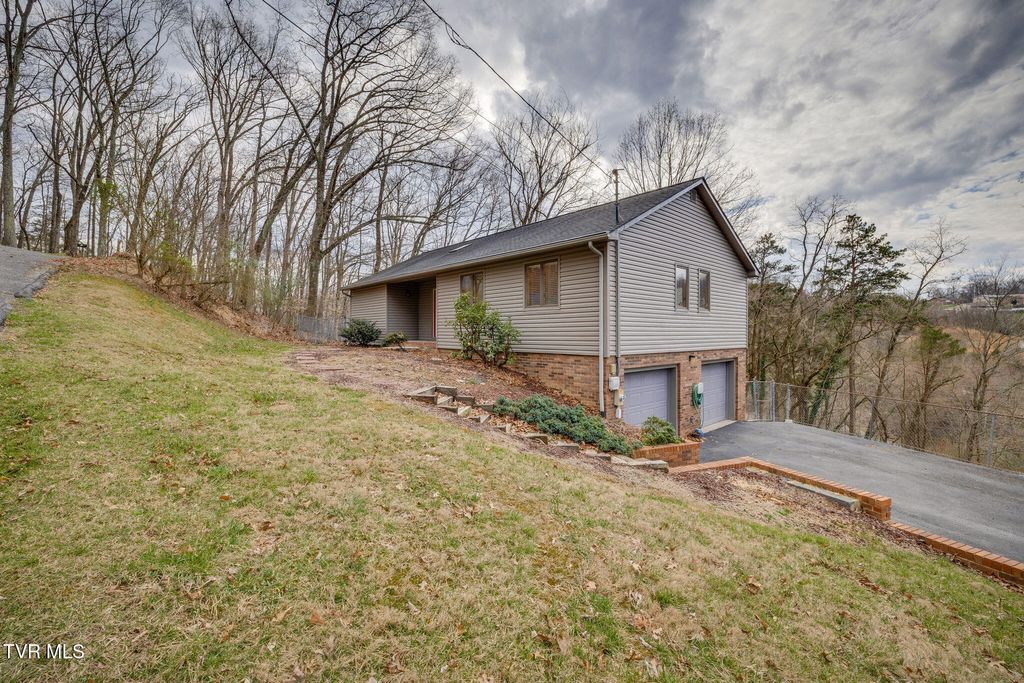Photo of 400 Wimberly Place, Kingsport, TN 37660 (MLS # 9992361)