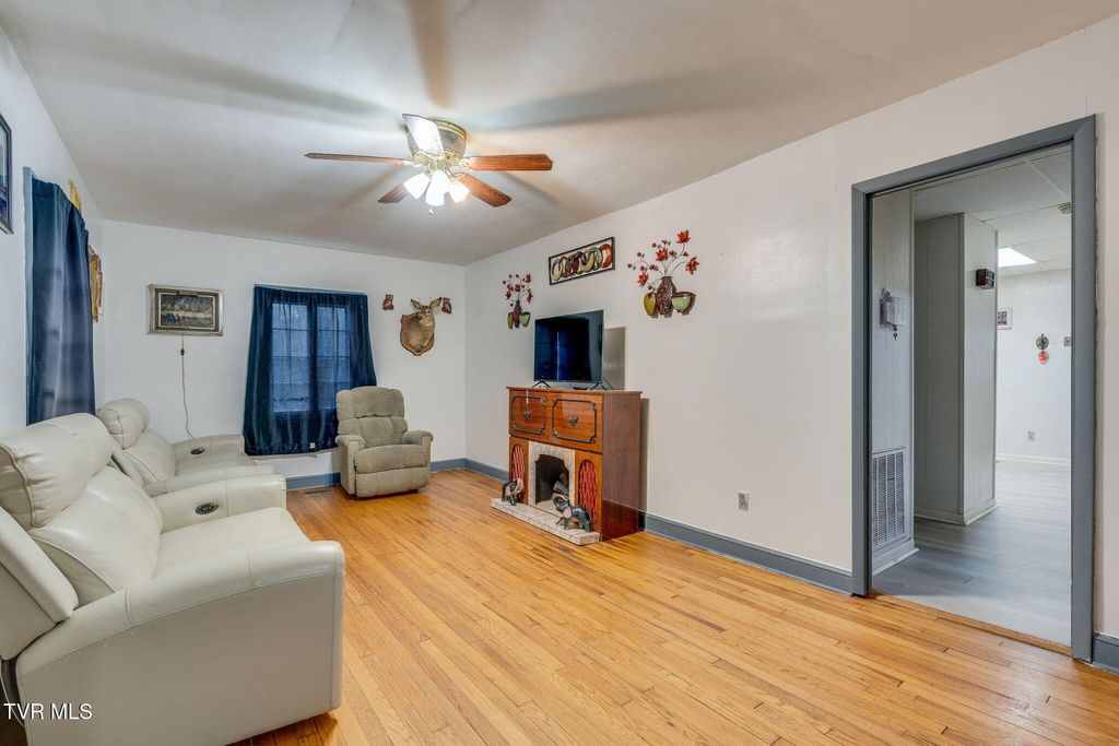 Photo of 2704 Fort Henry Drive, Kingsport, TN 37664 (MLS # 9990251)