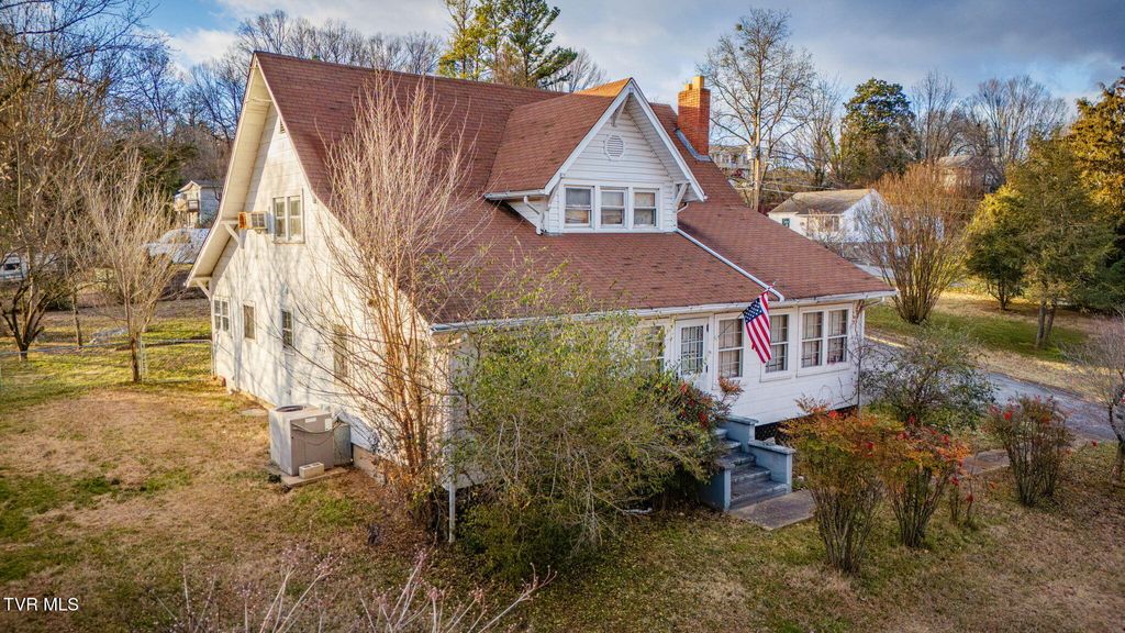 Photo of 2704 Fort Henry Drive, Kingsport, TN 37664 (MLS # 9990251)