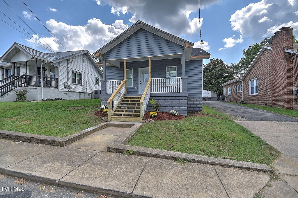 Photo of 242 Mcdowell Street, Bristol, TN 37620 (MLS # 10000403)