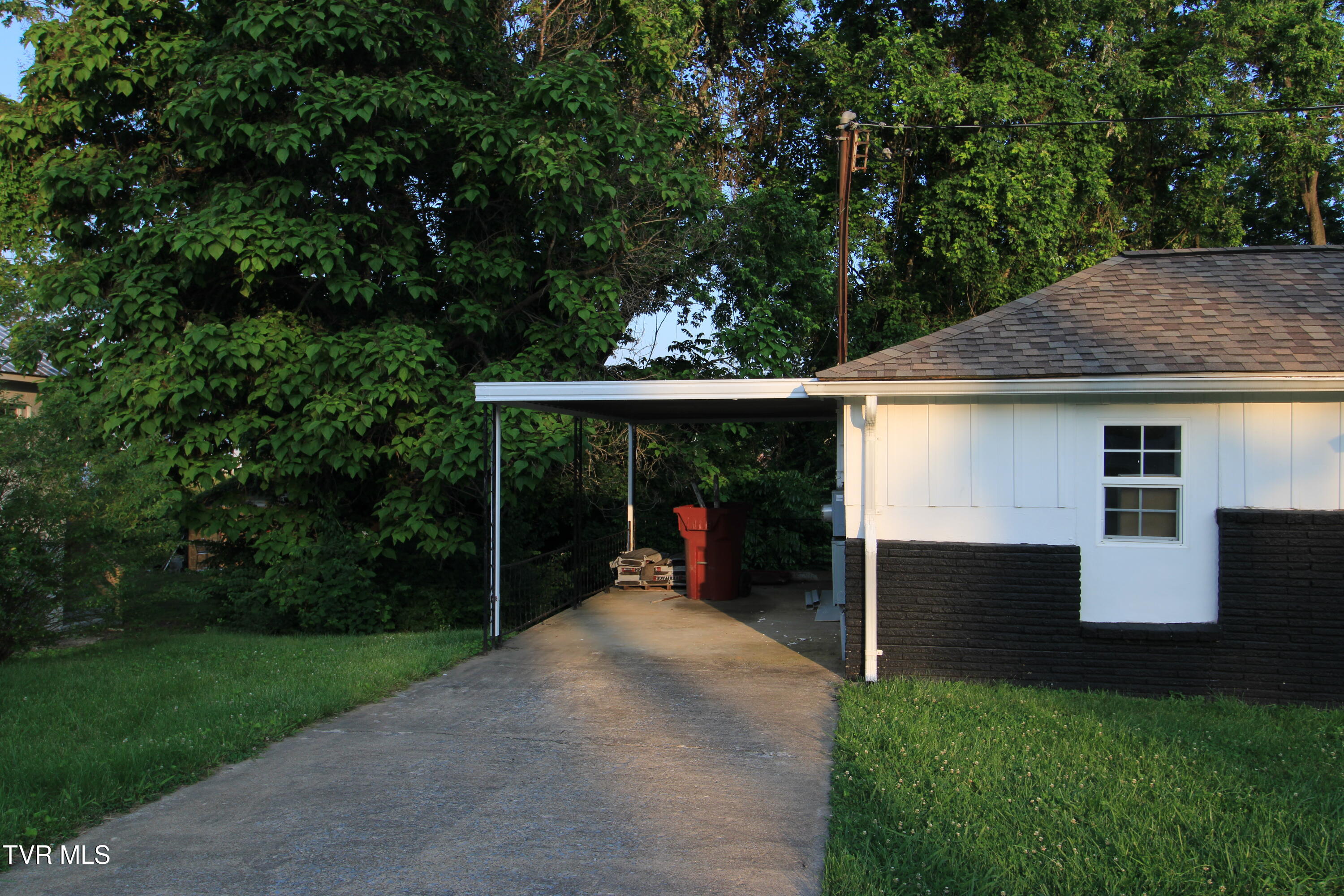 321 Chilhowie Avenue, Johnson City, Tennessee image 5