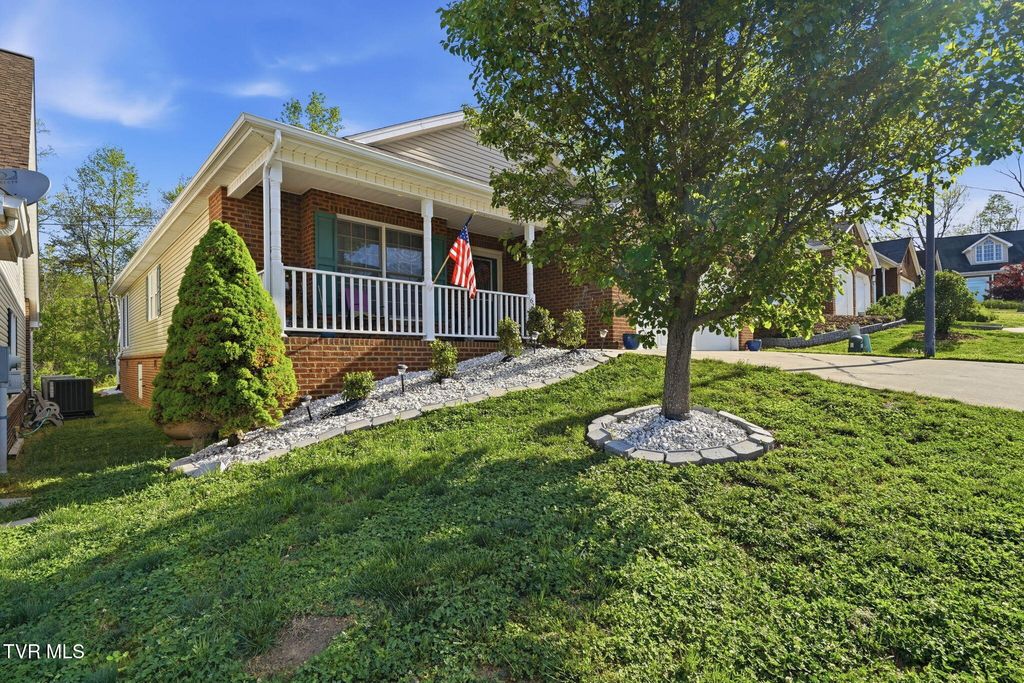 Photo of 675 Willowcrest Place, Kingsport, TN 37660 (MLS # 9994034)