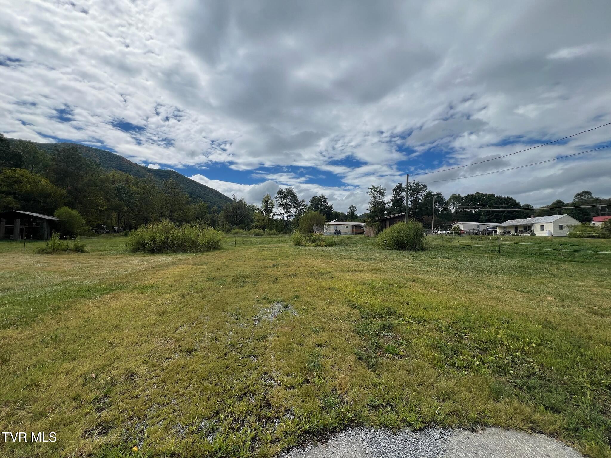123 Streets Lane, Hampton, Tennessee image 1
