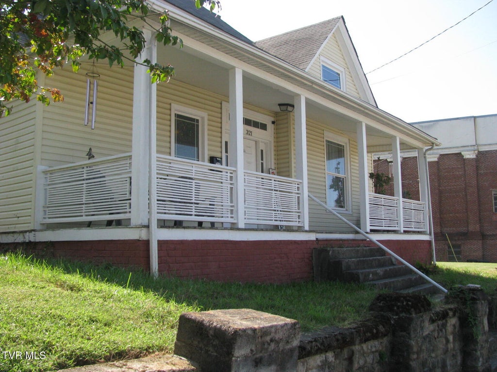 Photo of 321 Lee Street, Bristol, VA 24201 (MLS # 10001112)