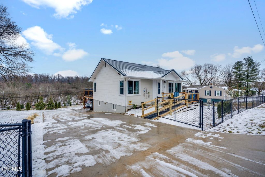 Photo of 332 Bay Street, Mount Carmel, TN 37645 (MLS # 9990915)