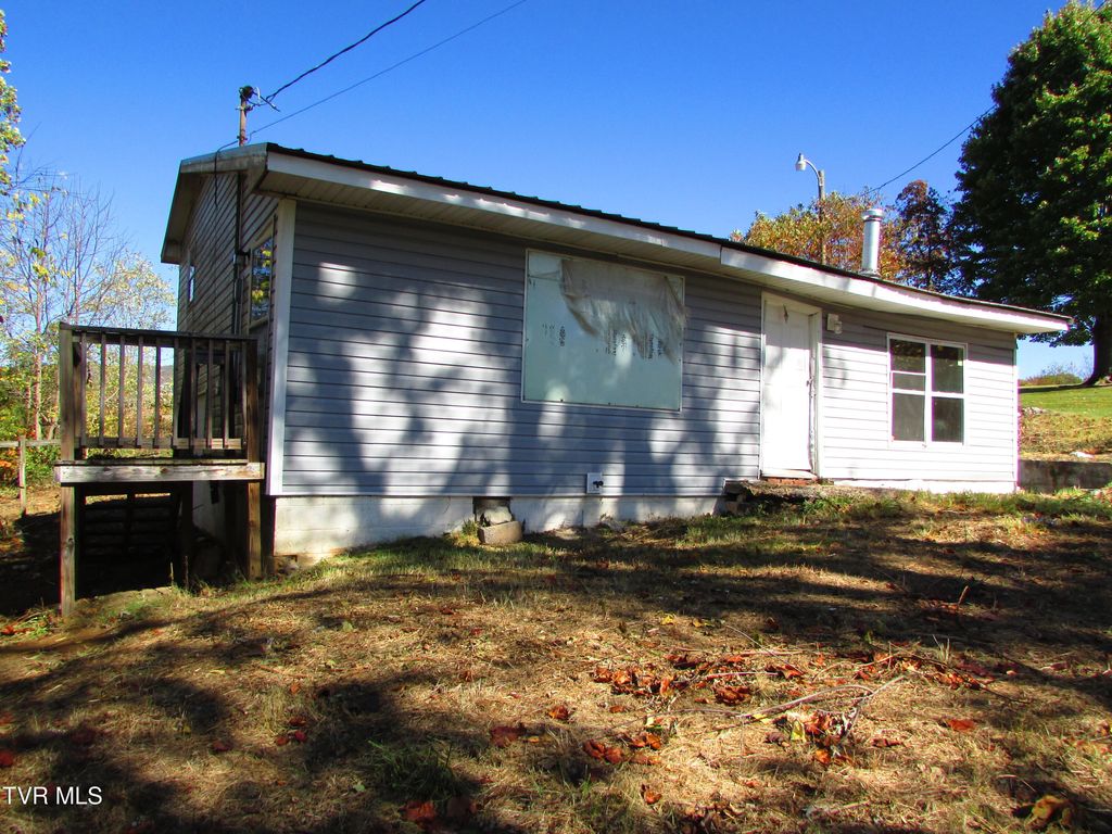 Photo of 111 Rosewood Circle Circle, Elizabethton, TN 37643 (MLS # 9987273)