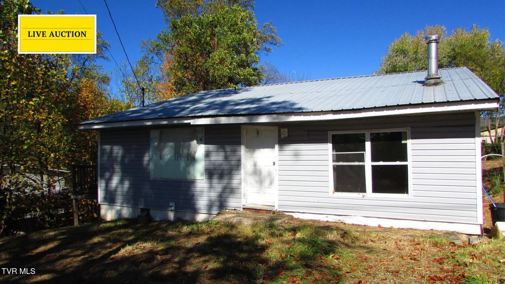 Photo of 111 Rosewood Circle Circle, Elizabethton, TN 37643 (MLS # 9987273)