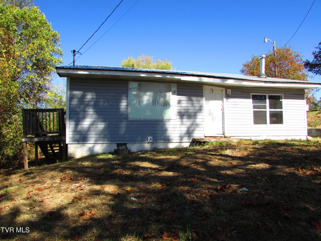 Photo of 111 Rosewood Circle Circle, Elizabethton, TN 37643 (MLS # 9987273)