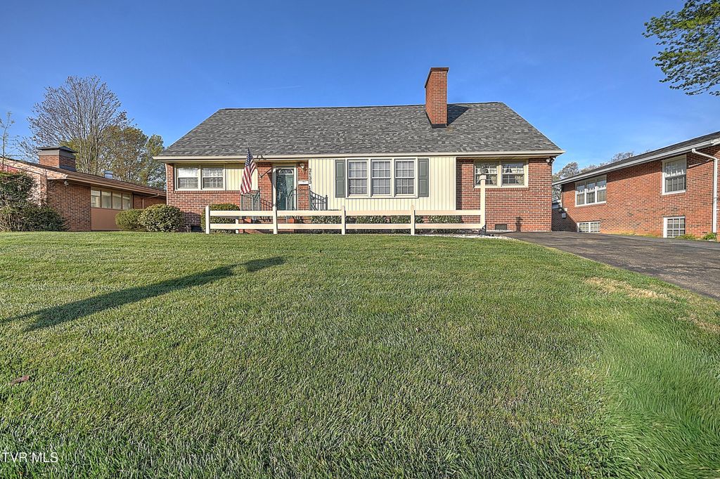 Photo of 2133 Swannanoa Avenue, Kingsport, TN 37664 (MLS # 9993711)