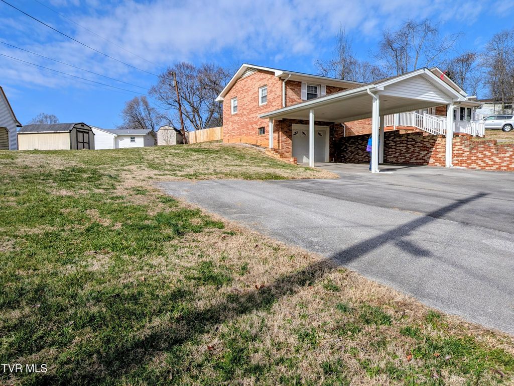 Photo of 205 Live Oak Drive, Kingsport, TN 37660 (MLS # 9990380)