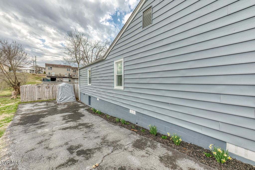 Photo of 916 Clark Street, Bristol, VA 24201 (MLS # 9991938)