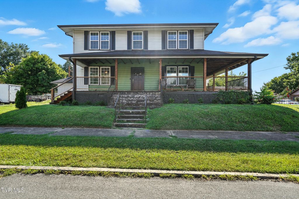 Photo of 621 Mcarthur Avenue Avenue, Elizabethton, TN 37643 (MLS # 9986184)