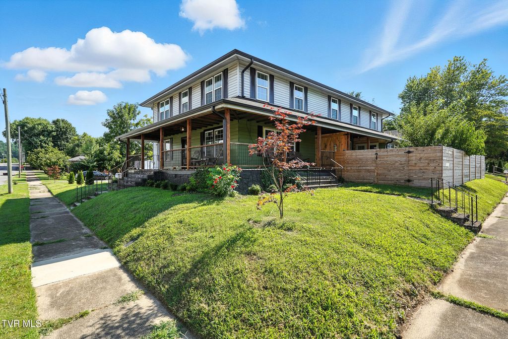 Photo of 621 Mcarthur Avenue Avenue, Elizabethton, TN 37643 (MLS # 9986184)