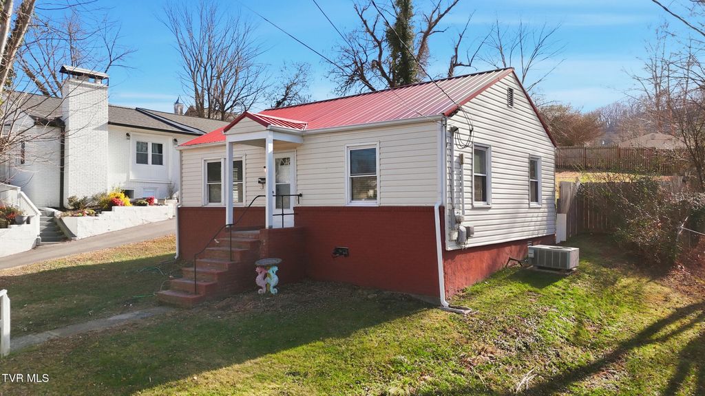 Photo of 2226 Bay Street, Bristol, TN 37620 (MLS # 9990646)