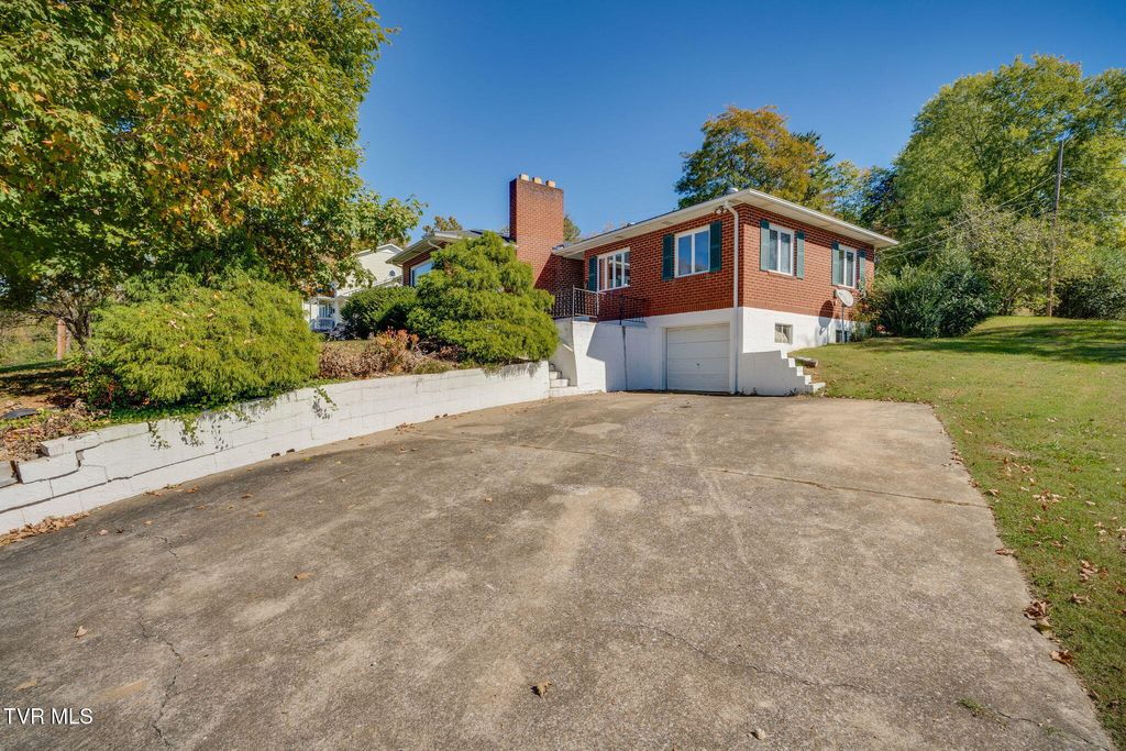 Photo of 709 Truxton Drive, Kingsport, TN 37664 (MLS # 9987041)