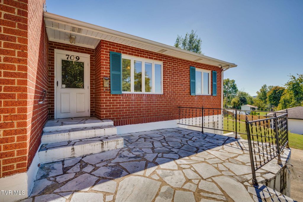Photo of 709 Truxton Drive, Kingsport, TN 37664 (MLS # 9987041)