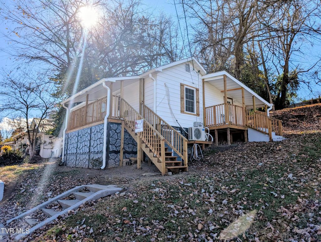 Photo of 701 Well Street, Elizabethton, TN 37643 (MLS # 9988830)