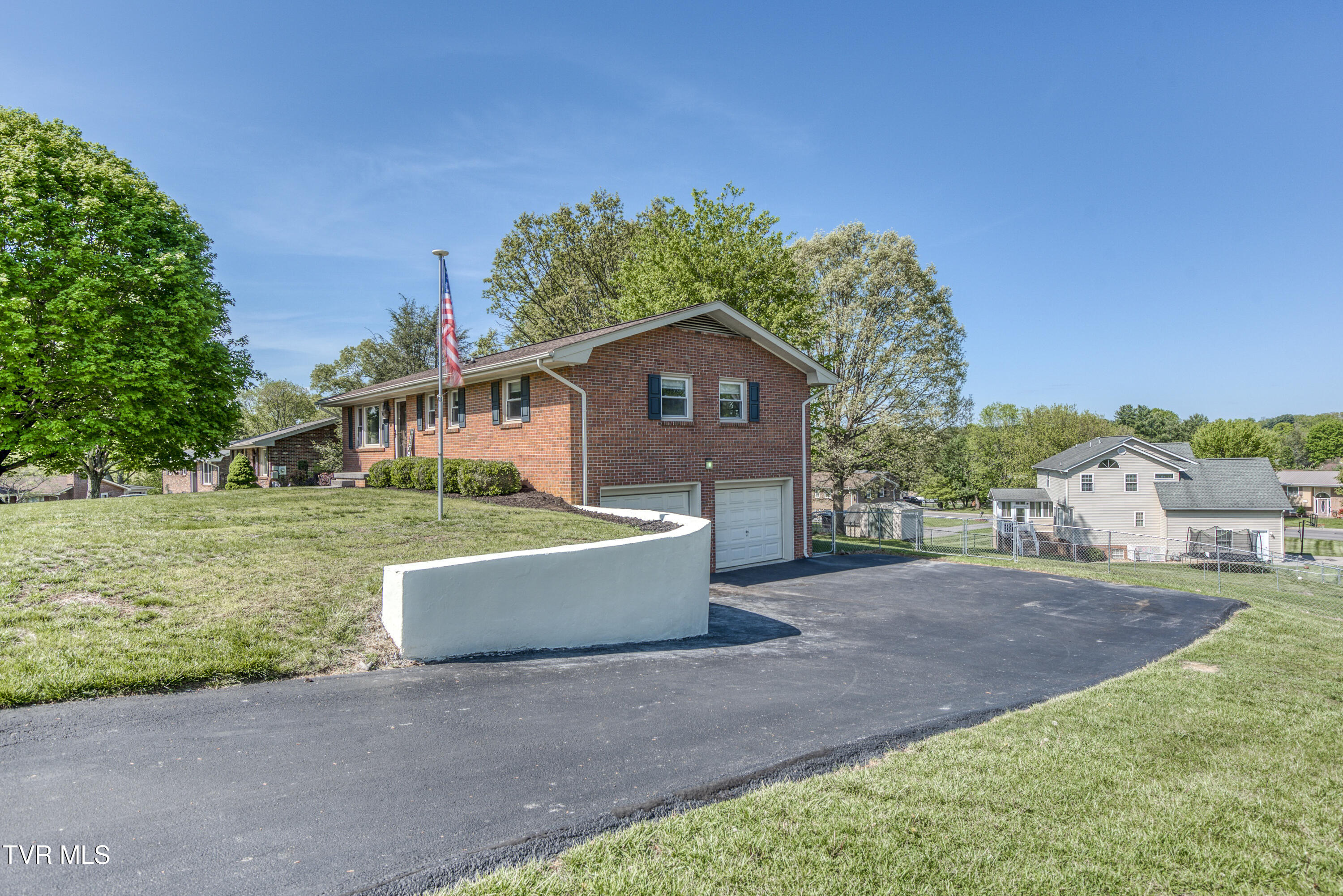 515 Meadowcrest Drive, Bristol, Virginia image 3