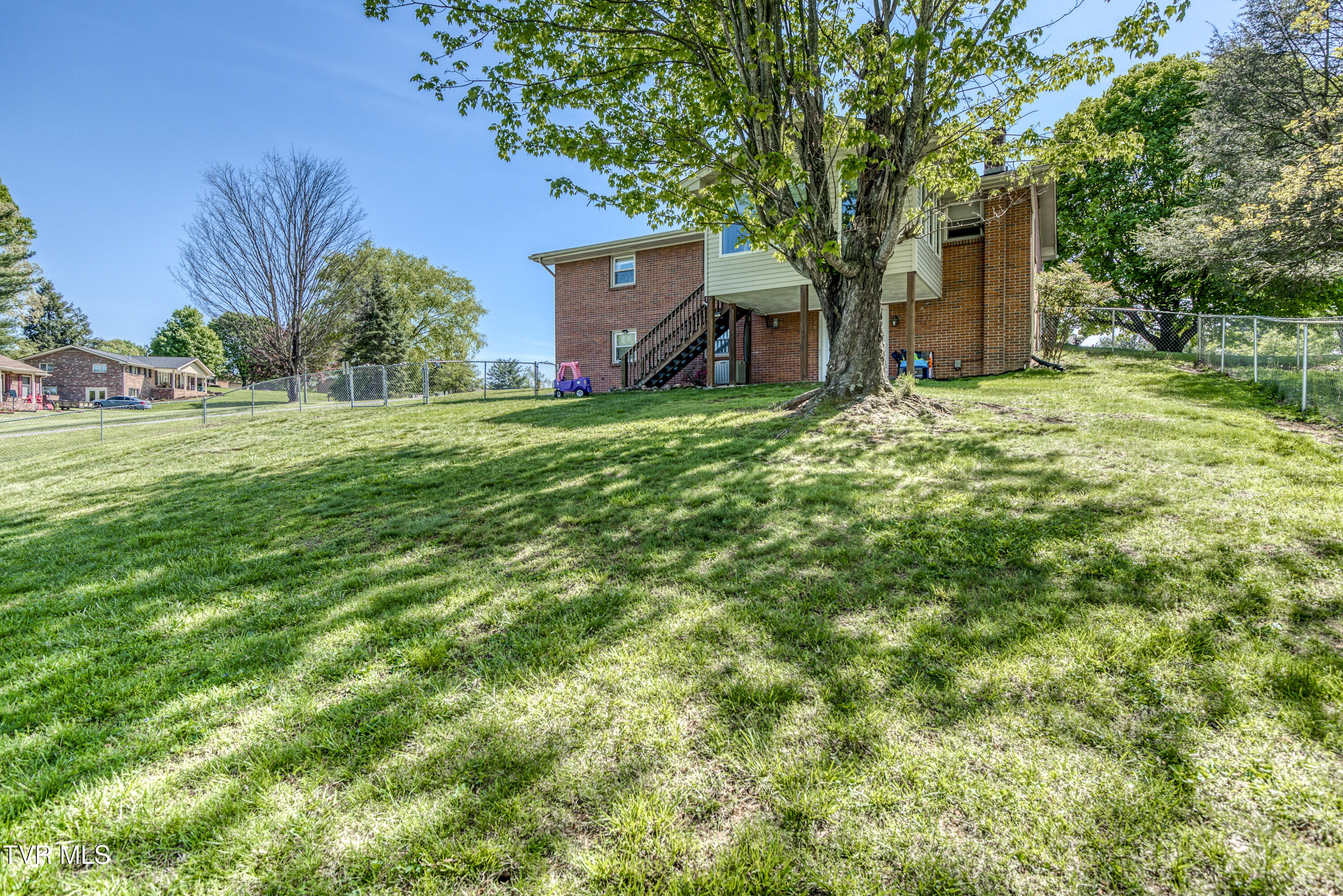515 Meadowcrest Drive, Bristol, Virginia image 4