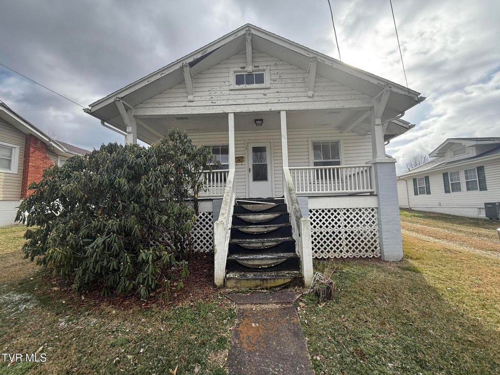 Photo of 510 Washington Avenue, Elizabethton, TN 37643 (MLS # 9990199)