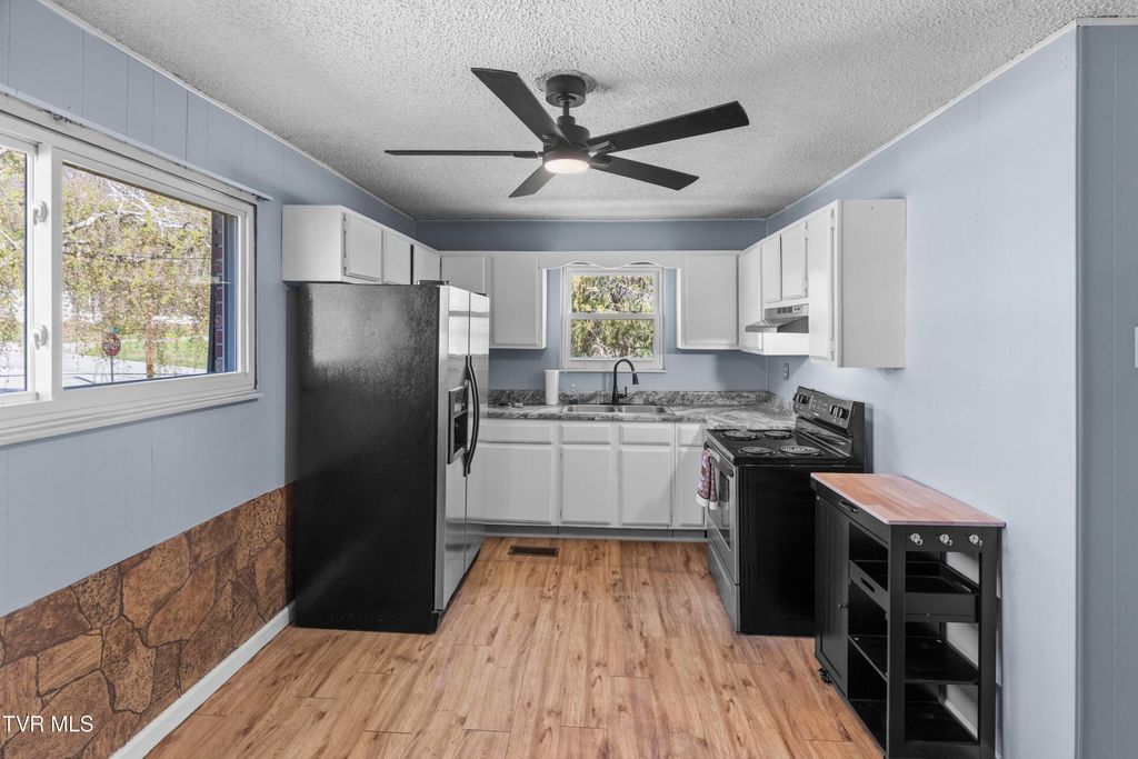 Photo of 300 Glades Circle, Bean Station, TN 37708 (MLS # 9992877)