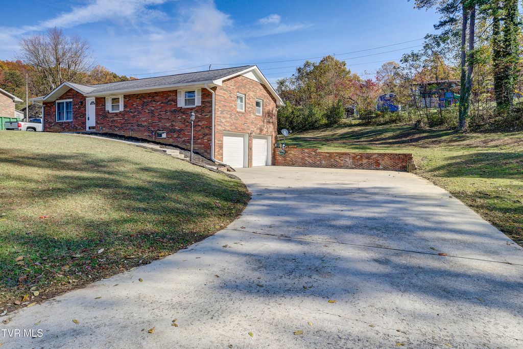 Photo of 1504 Forest View Drive, Kingsport, TN 37660 (MLS # 9987995)