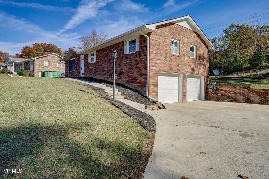 Photo of 1504 Forest View Drive, Kingsport, TN 37660 (MLS # 9987995)