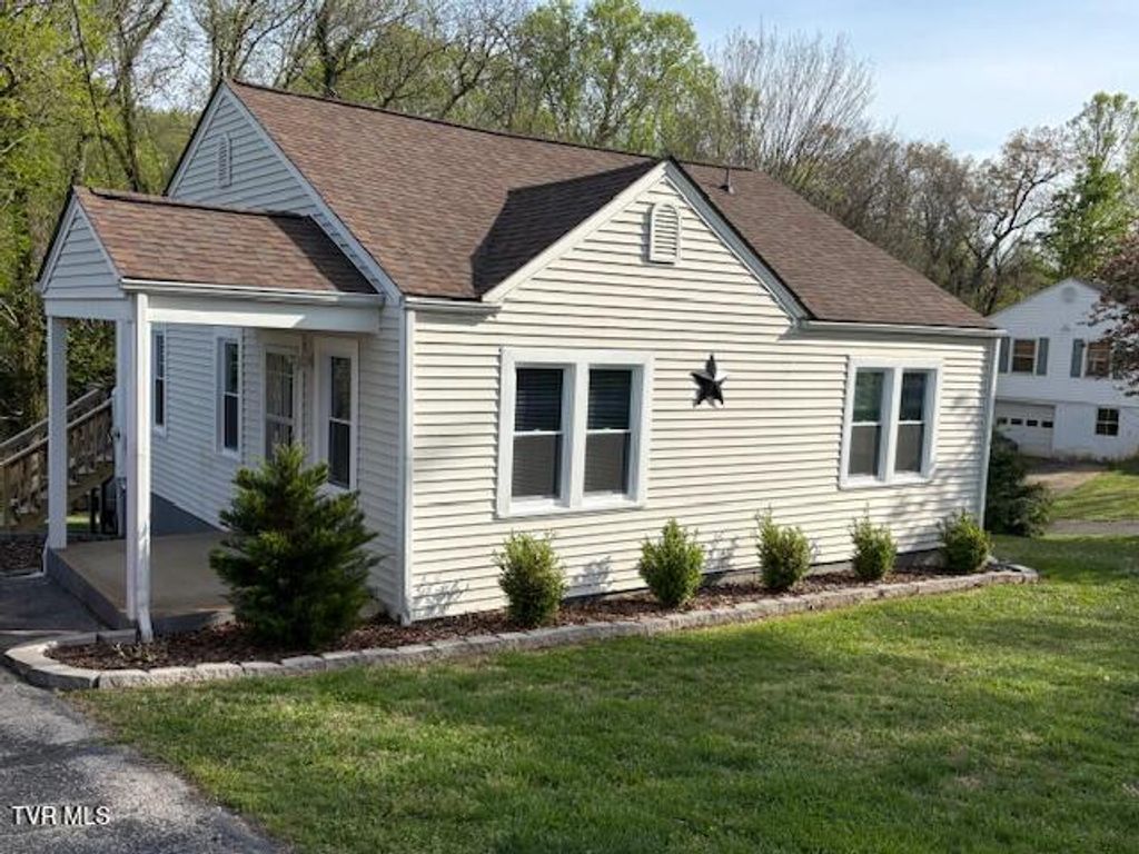 Photo of 328 Lakecrest Drive, Kingsport, TN 37663 (MLS # 9993658)