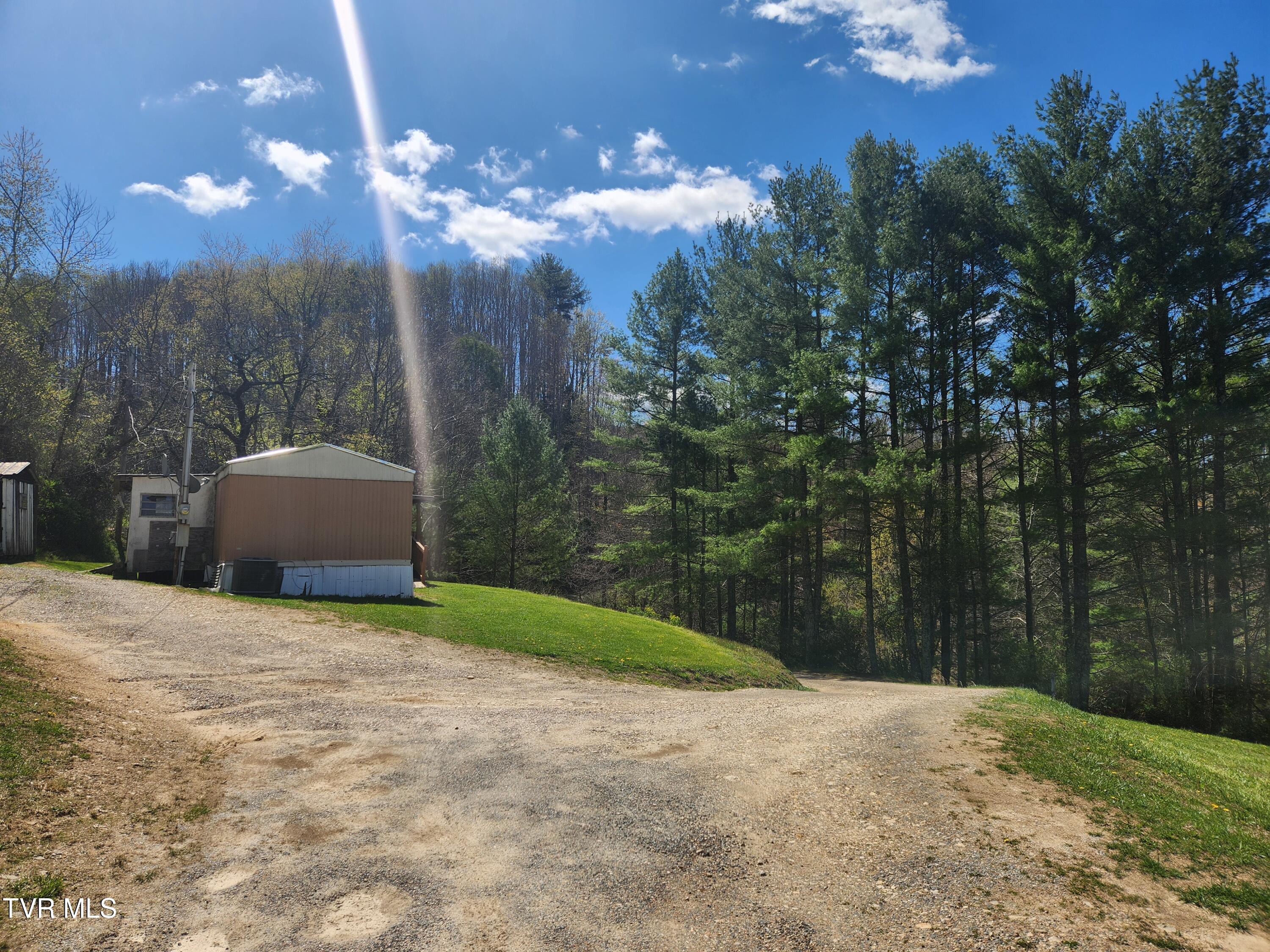 315 Larrys Lane, Mountain City, Tennessee image 3
