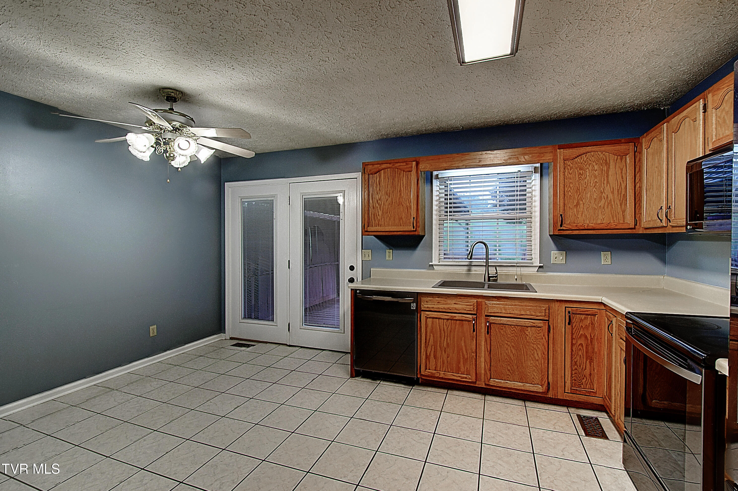 200 Mountain View Drive, Mount Carmel, Tennessee image 11