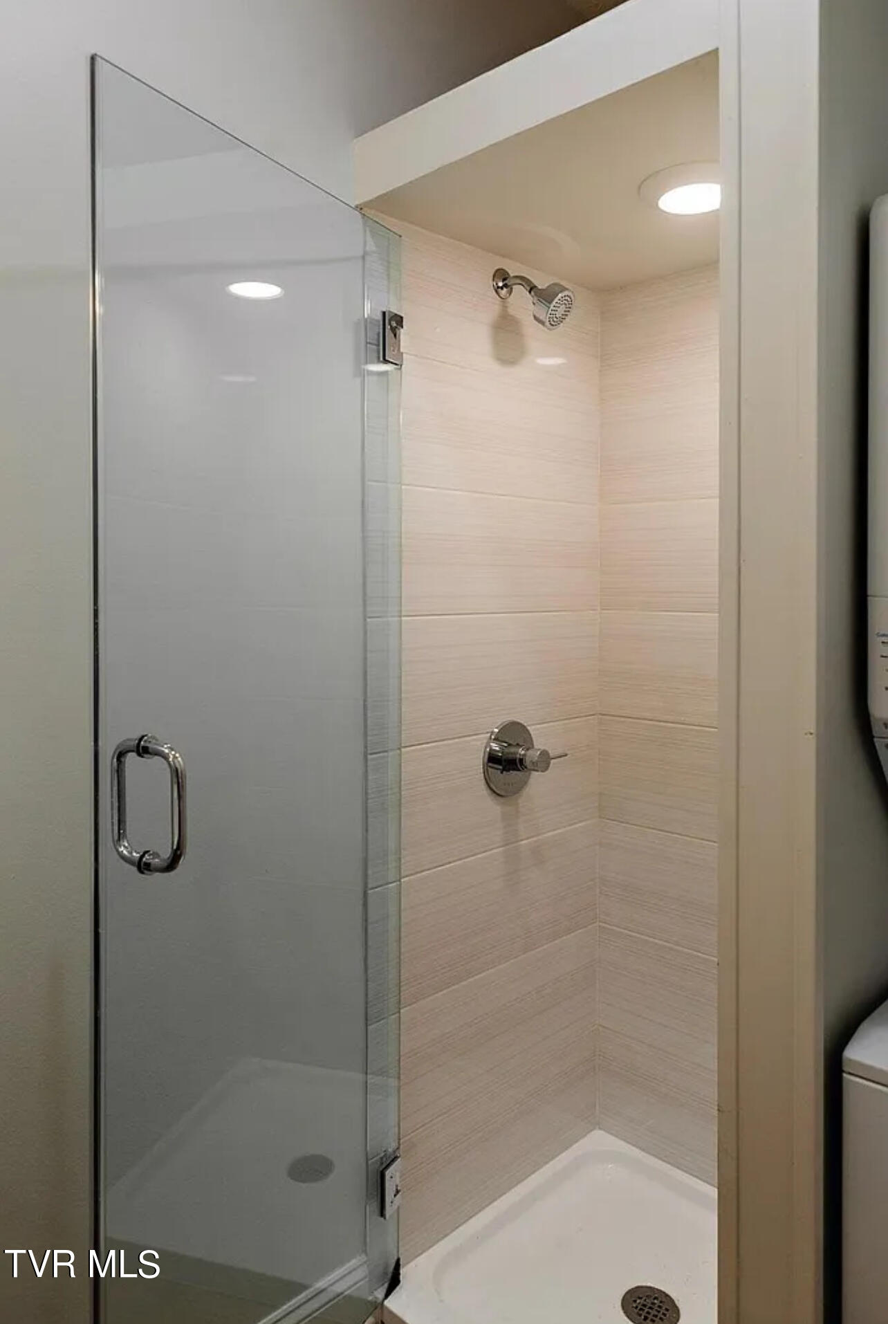 Johnson City, Tennessee 37604, United States, 2 Bedrooms Bedrooms, ,2 BathroomsBathrooms,Residential,Pending,41318