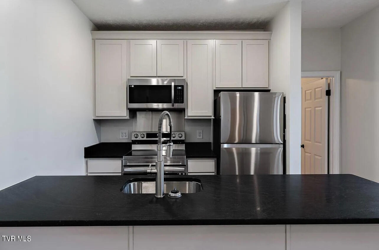 Johnson City, Tennessee 37604, United States, 2 Bedrooms Bedrooms, ,2 BathroomsBathrooms,Residential,Pending,41318