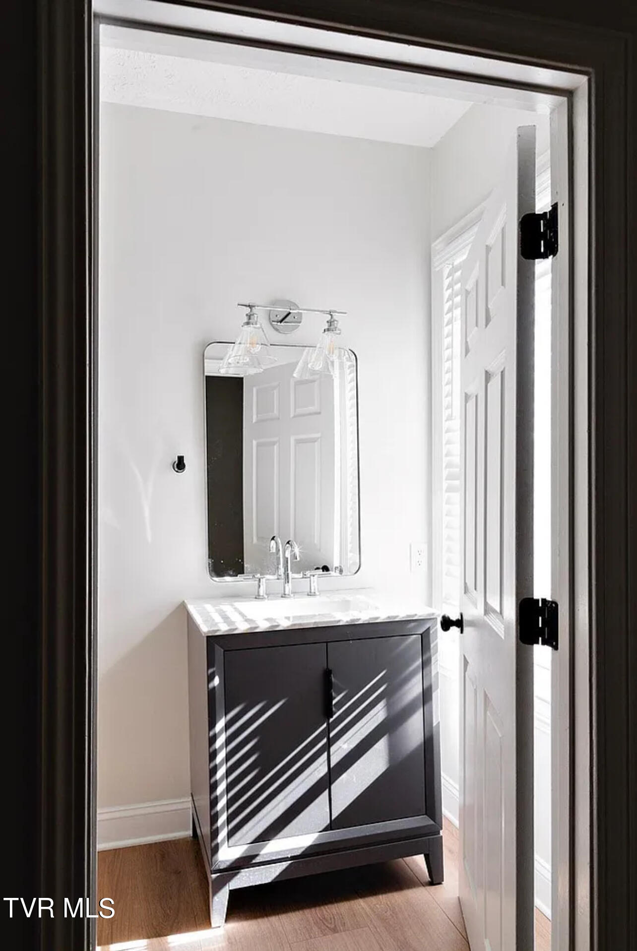 Johnson City, Tennessee 37604, United States, 2 Bedrooms Bedrooms, ,2 BathroomsBathrooms,Residential,Pending,41318