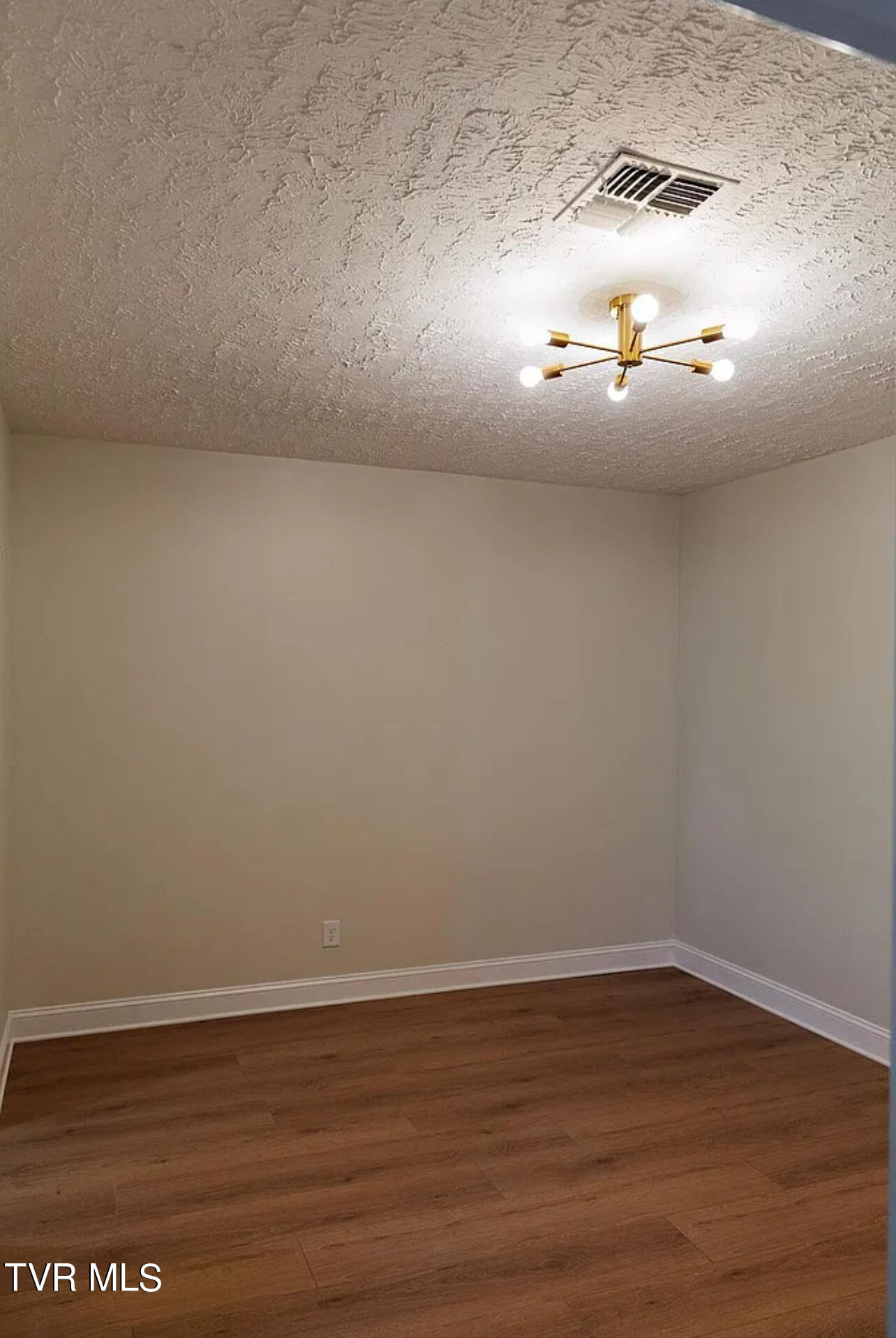 Johnson City, Tennessee 37604, United States, 2 Bedrooms Bedrooms, ,2 BathroomsBathrooms,Residential,Pending,41318