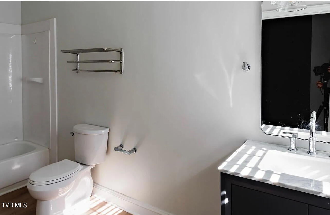 Johnson City, Tennessee 37604, United States, 2 Bedrooms Bedrooms, ,2 BathroomsBathrooms,Residential,Pending,41318