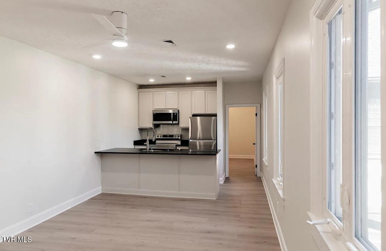 Johnson City, Tennessee 37604, United States, 2 Bedrooms Bedrooms, ,2 BathroomsBathrooms,Residential,Pending,41318