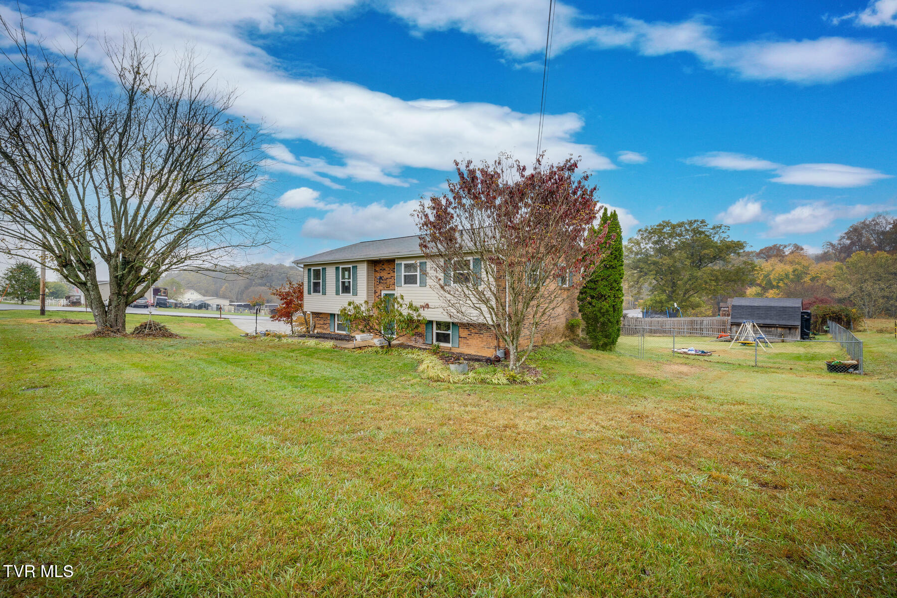 904 Hermitage Lane, Mount Carmel, Tennessee image 2