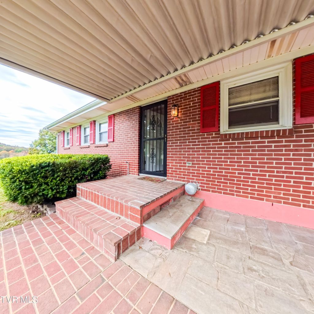 Photo of 305 Belmont Drive, Bristol, TN 37620 (MLS # 9987133)
